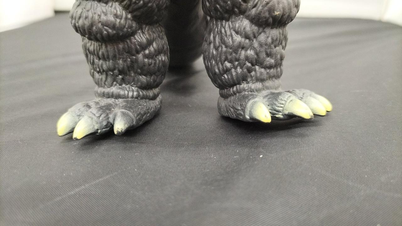 爪の塗装も一部剥げてます