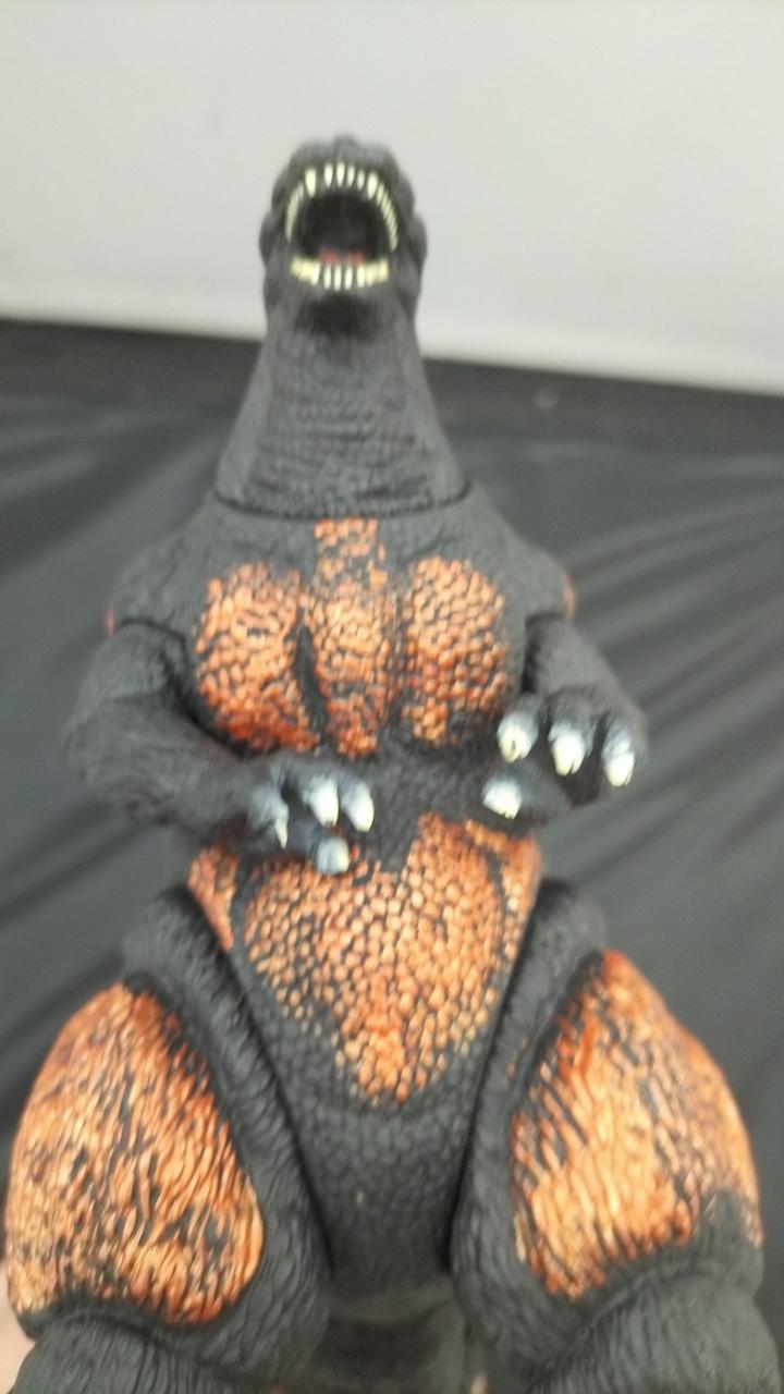 爪塗装剥げあり。