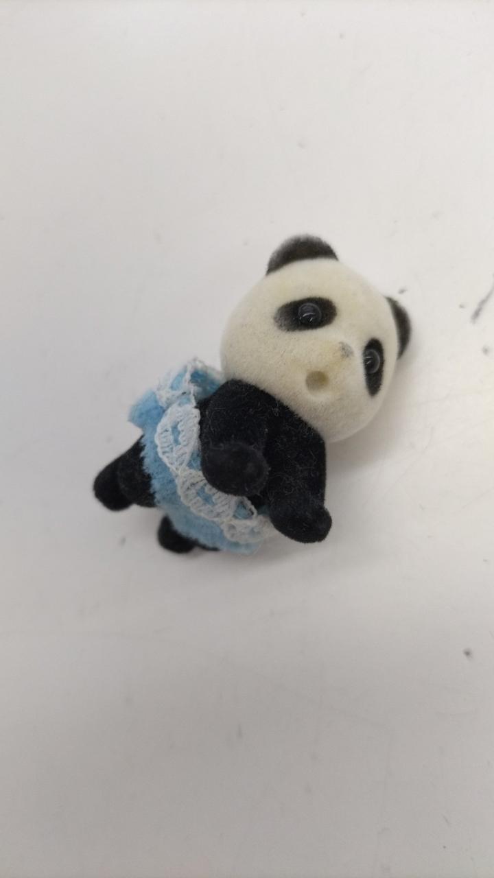 耳もとの塗装剥げあり。