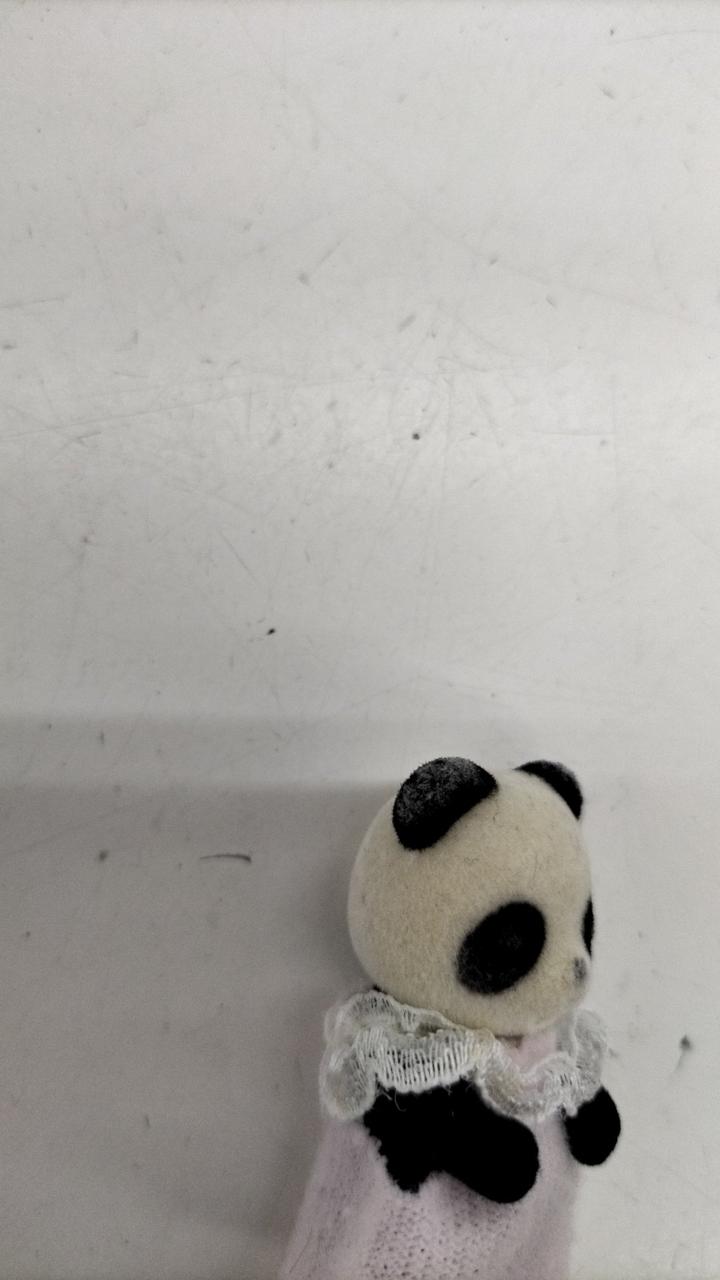 耳もとの塗装剥げあり。