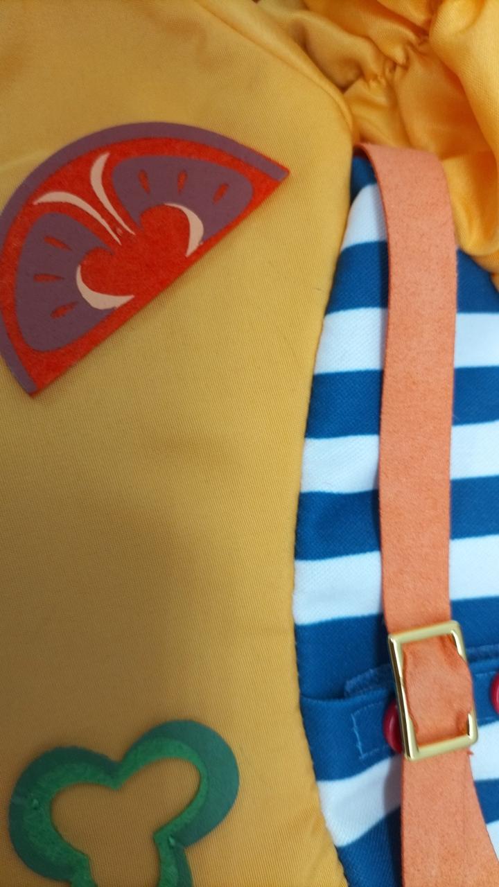 衣服に縦線状の汚れいくつかあり