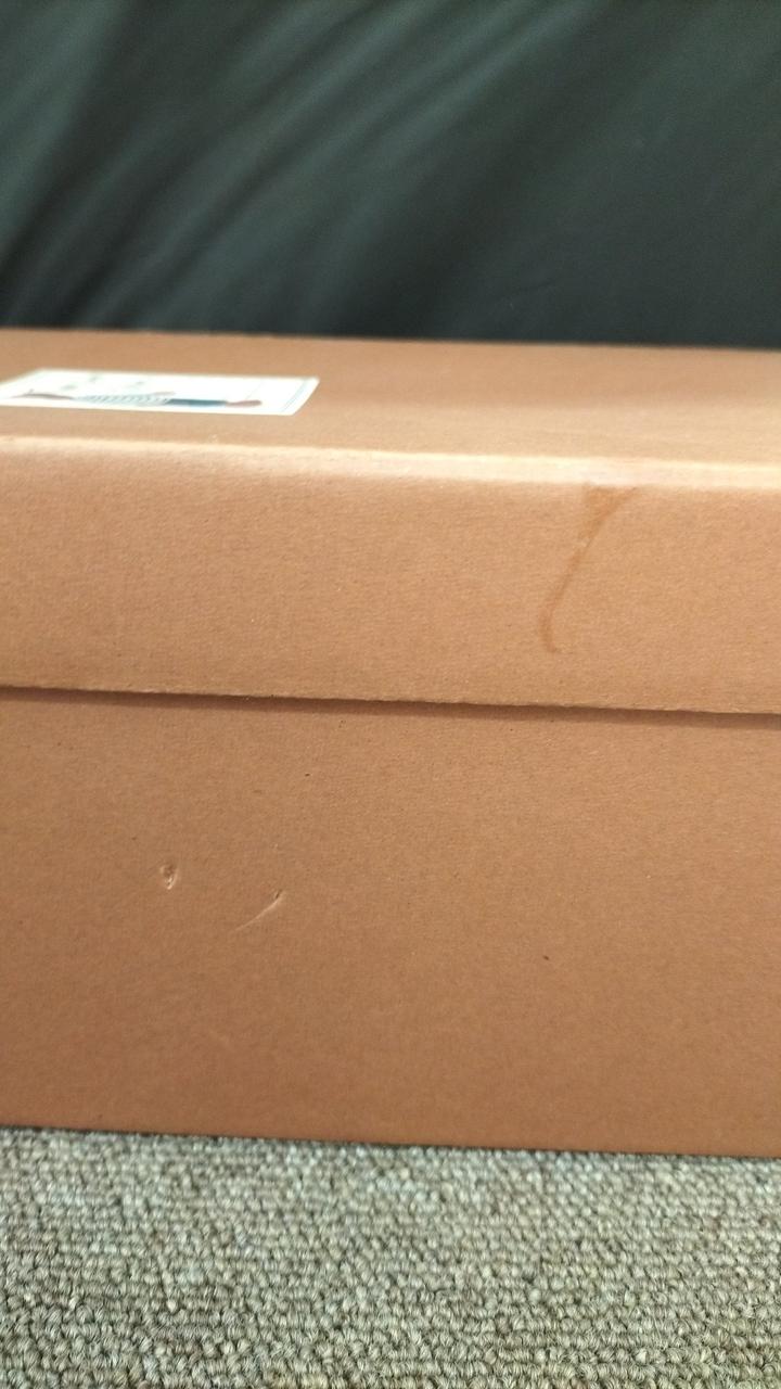 箱に汚れ、傷有