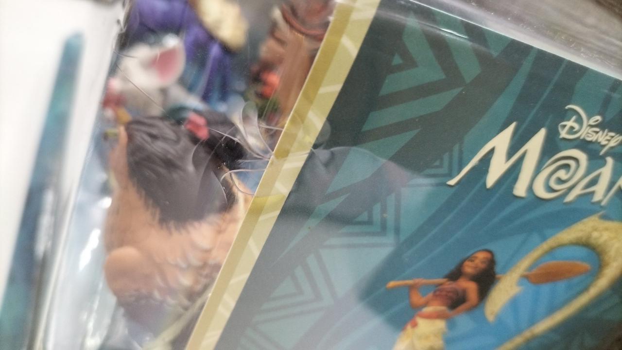 プラスチックの凹みによるキズあり