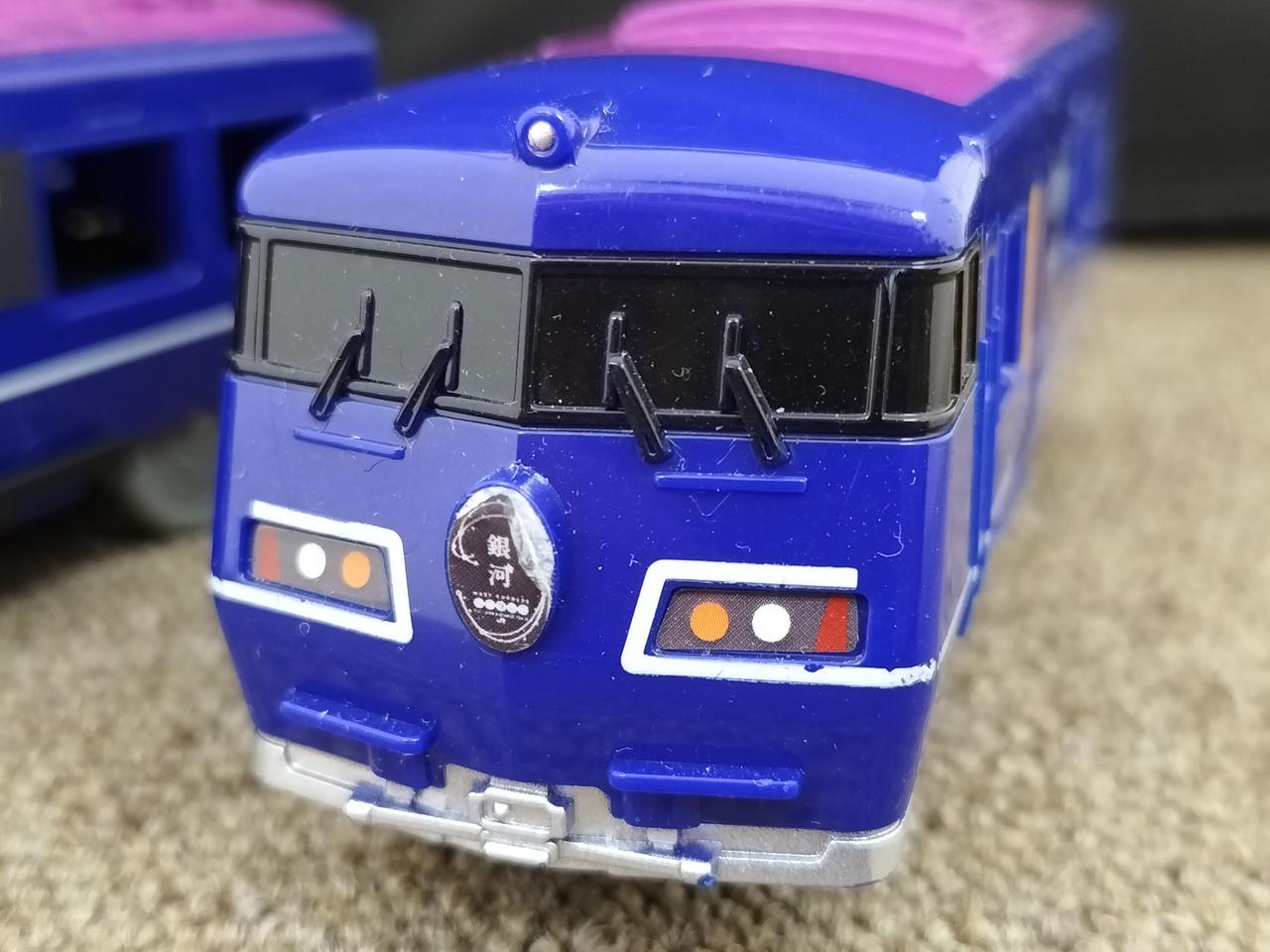 先頭車ヘッドマークシール剥がれ気味