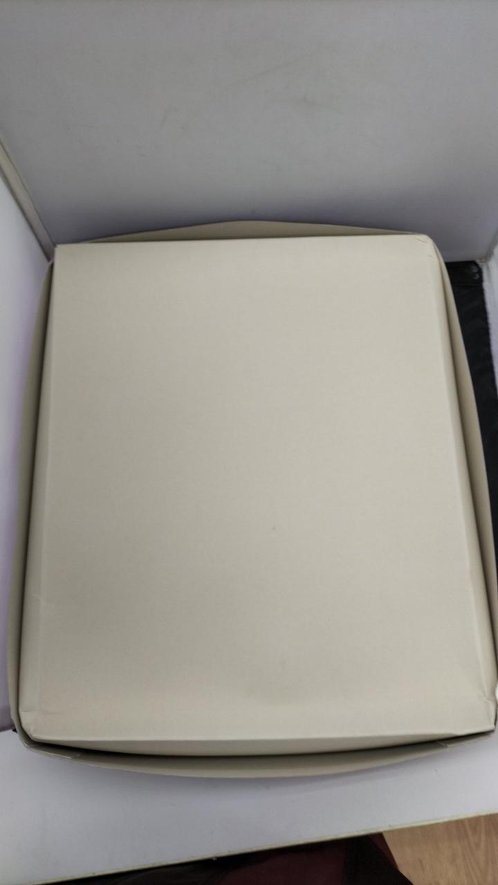 箱に傷み、凹みあります