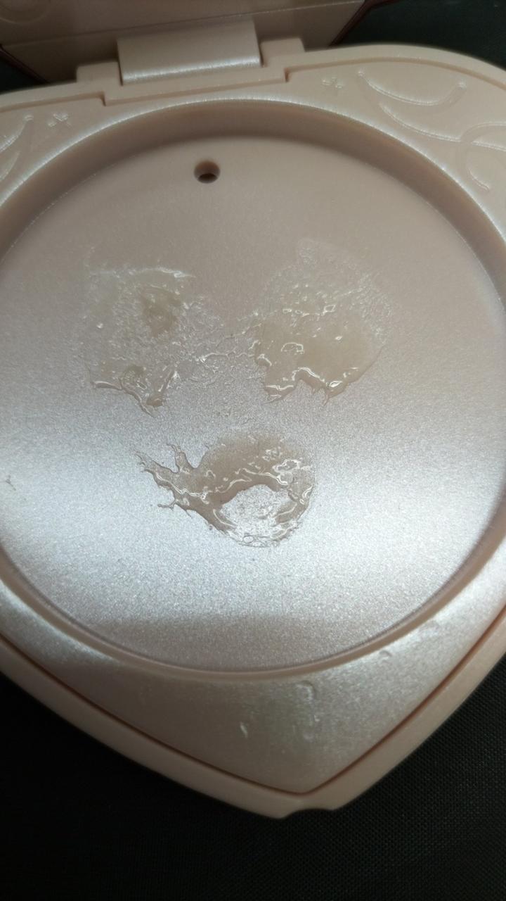 ベタつきます。化粧品独特の匂いもあり