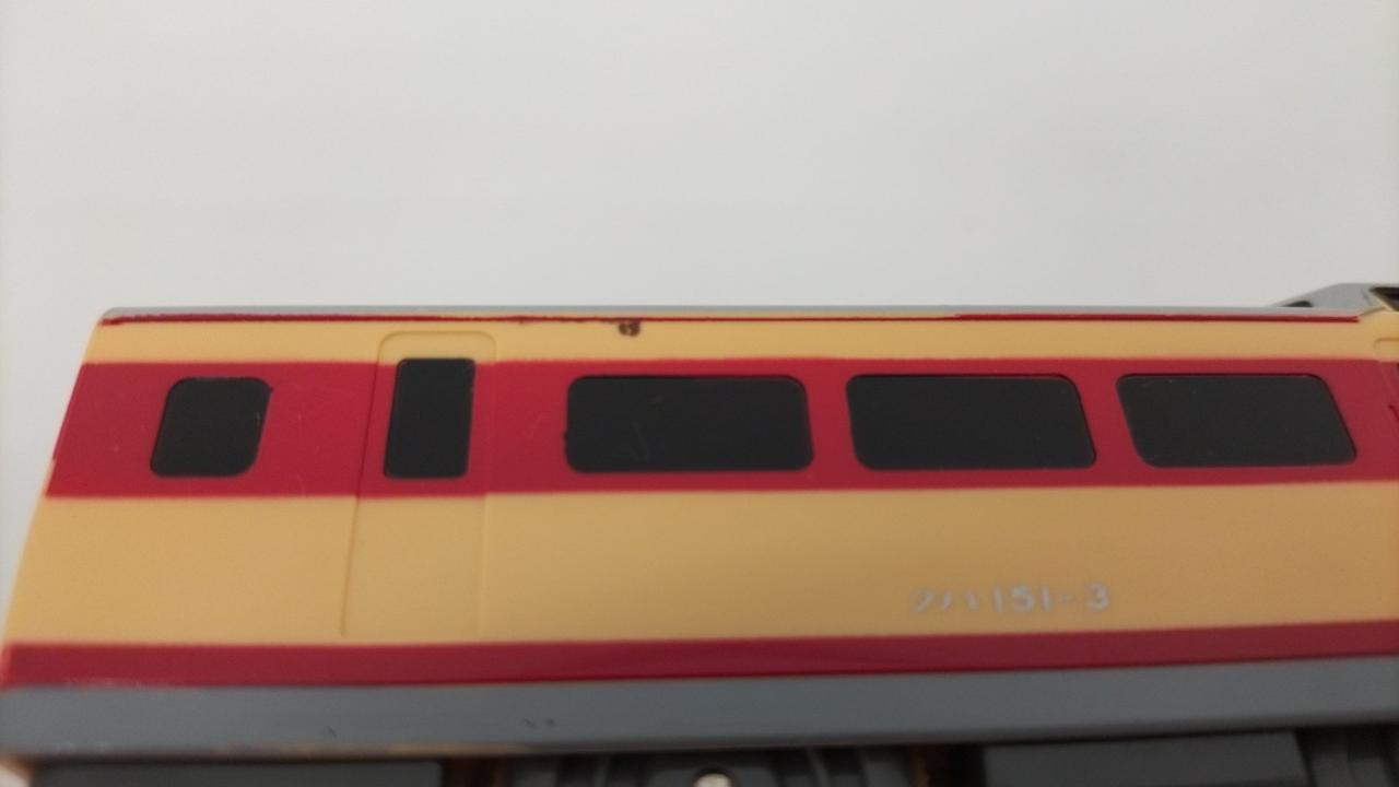 先頭車雨樋に汚れ有