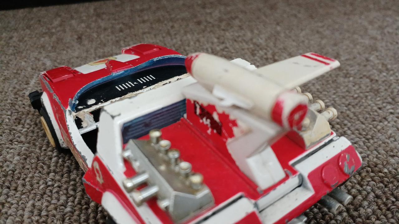 後部ウイング左側破損