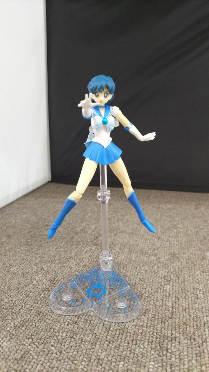 左腕の関節にヒビあり