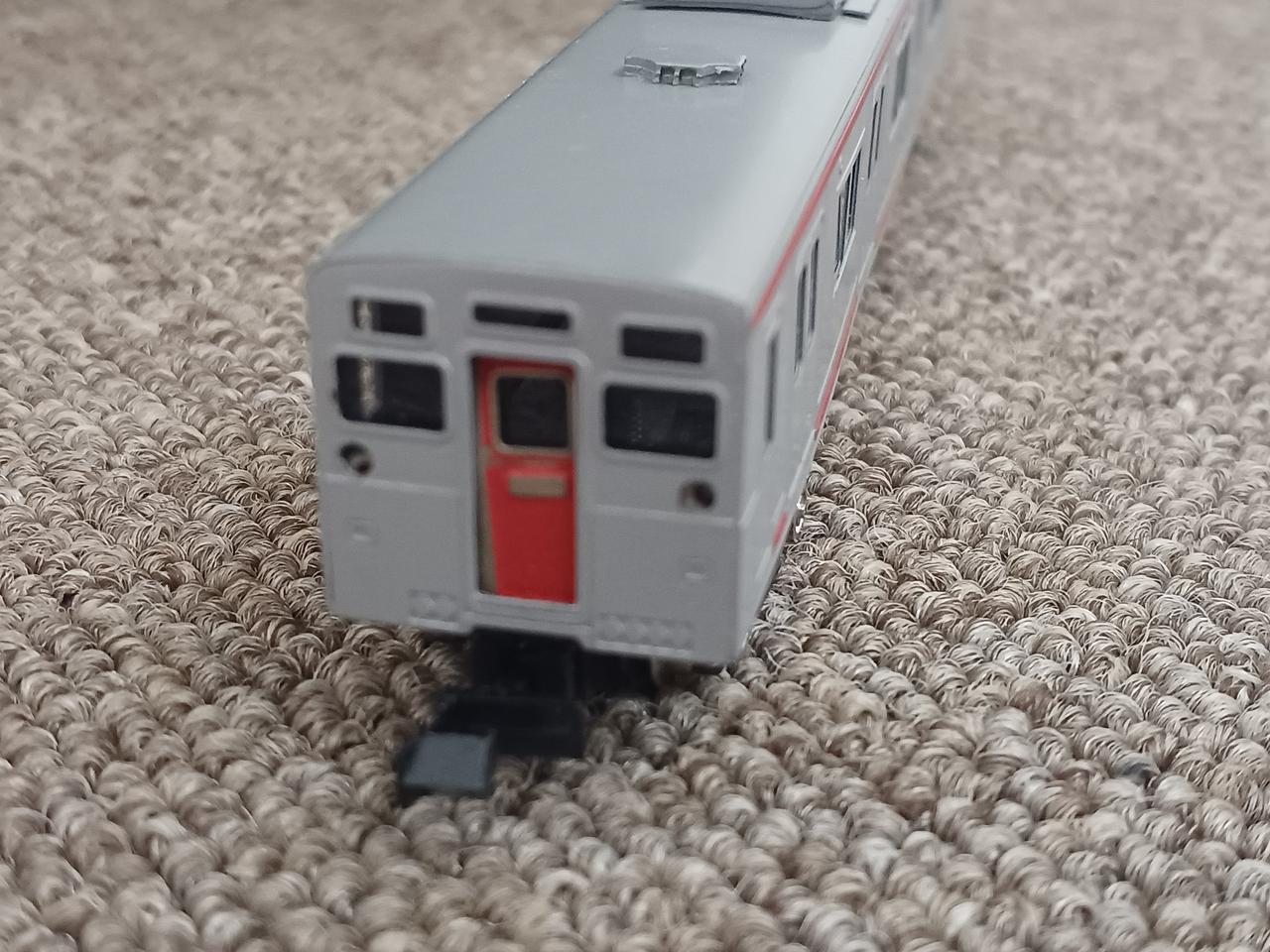 先頭車貫通扉脱落、ライトリム欠品