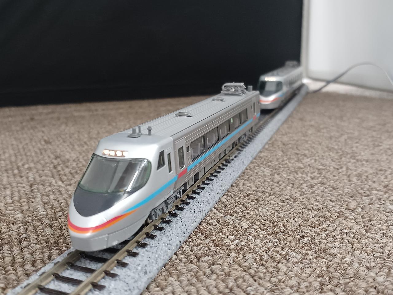 先頭車前照灯点灯