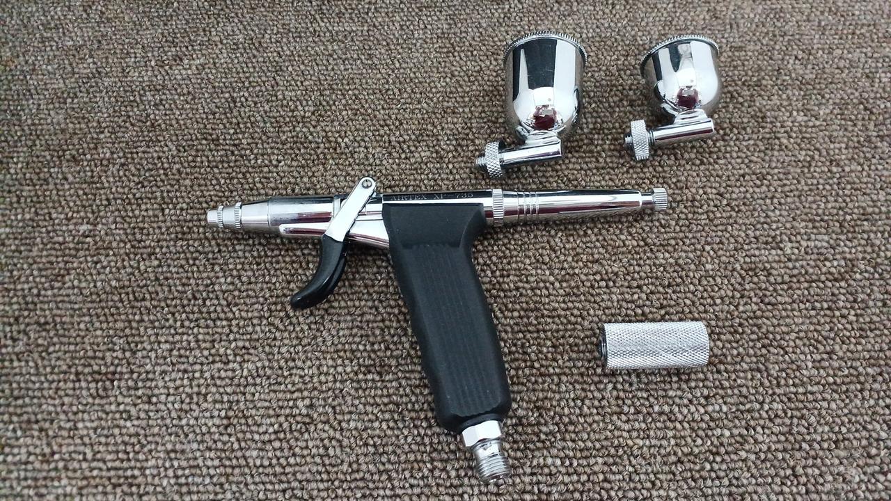 塗料カップ二種、変換ジョイント付属