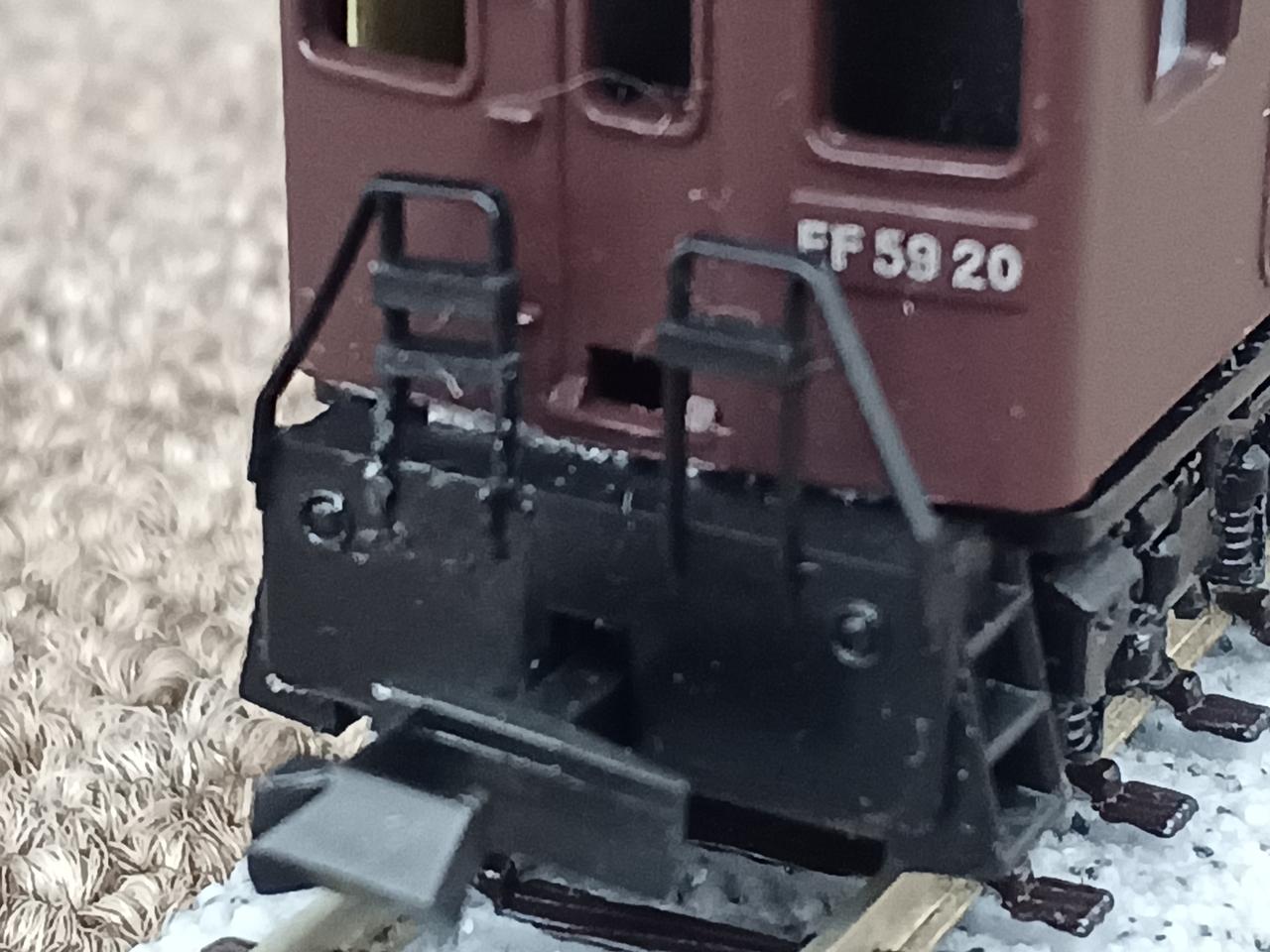 デッキ手すり接着剤補修跡有