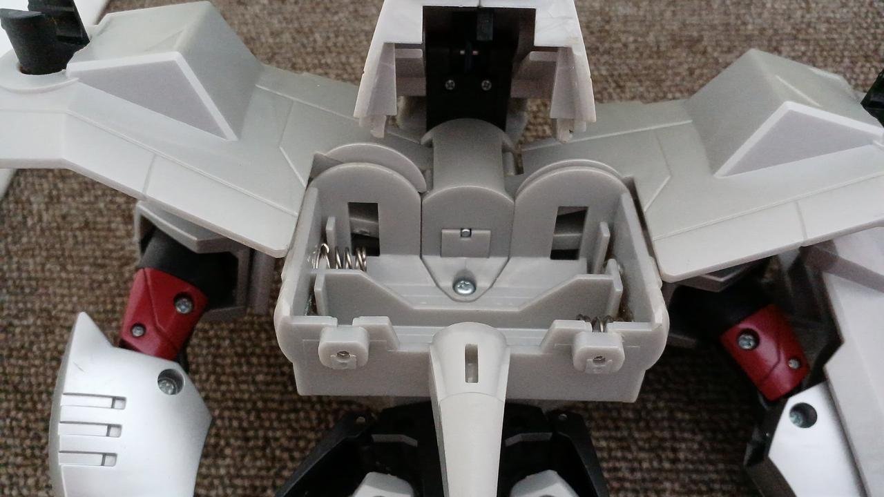 背中エンジン部に電池ボックス有