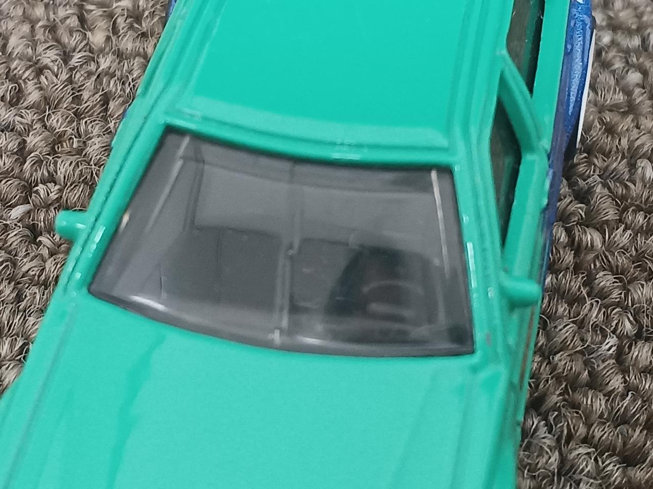 窓の縦線はワイパーのモールドです