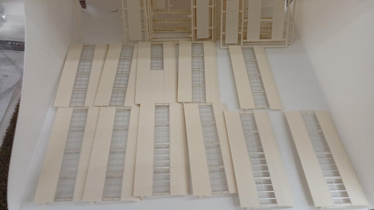 擁壁パーツ12枚OK、ランナー切り離し済