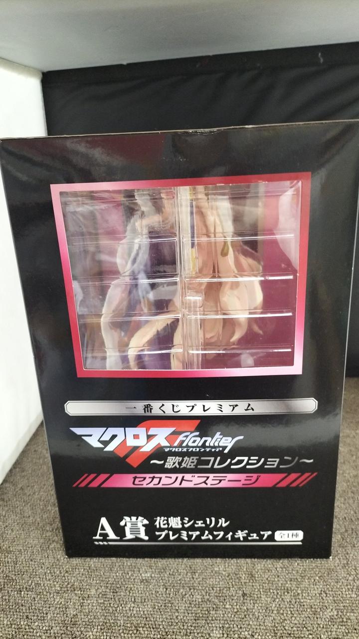 箱にキズ、汚れあり