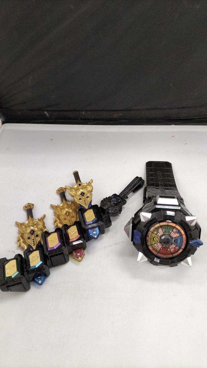 妖聖剣3本とホルダーも付いてきます。