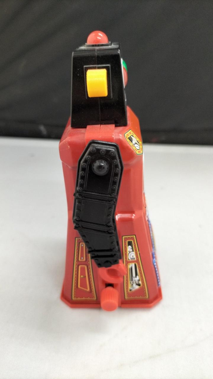 横にゼンマイがあります。