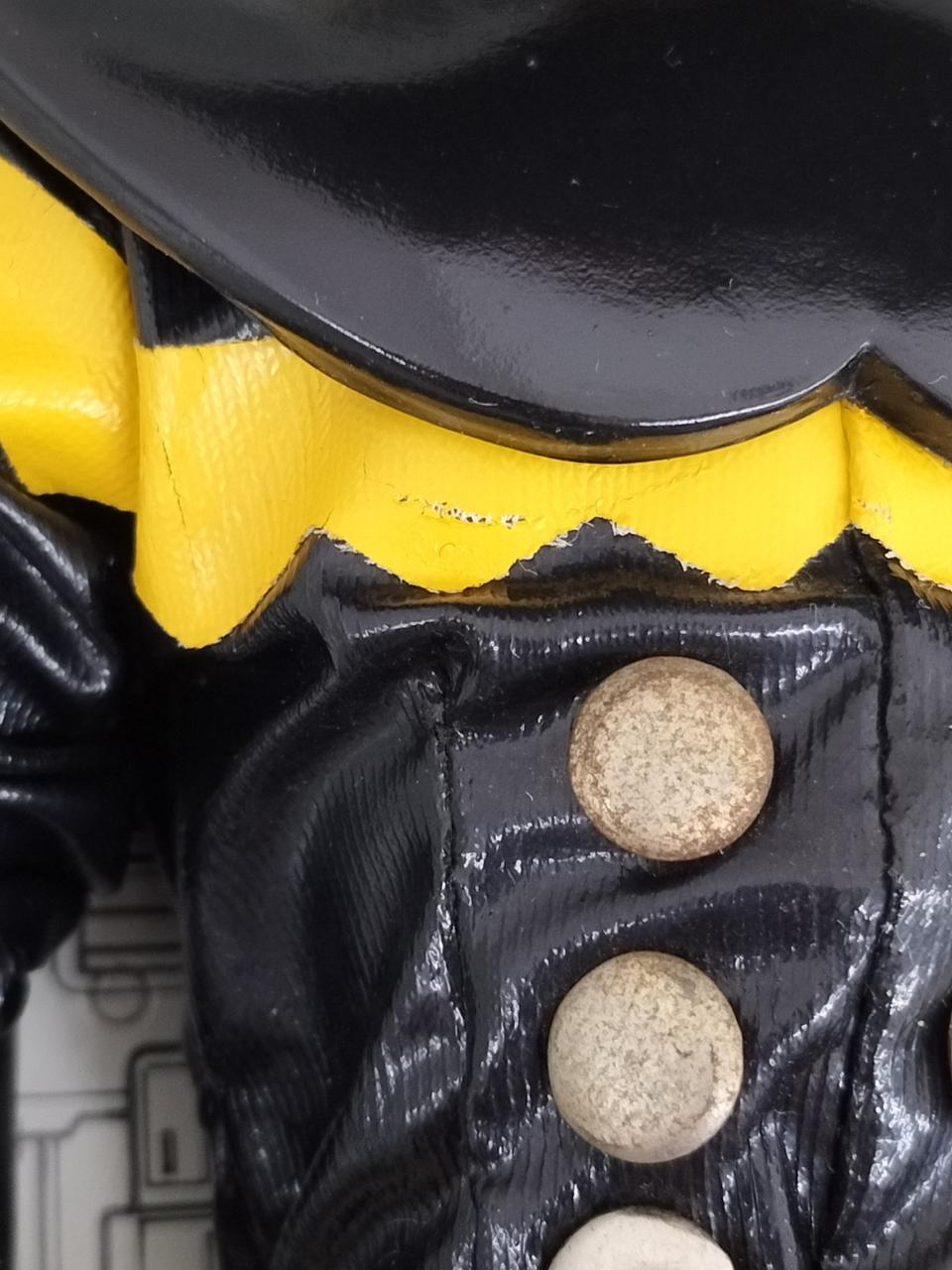 スーツの黄色部分劣化有