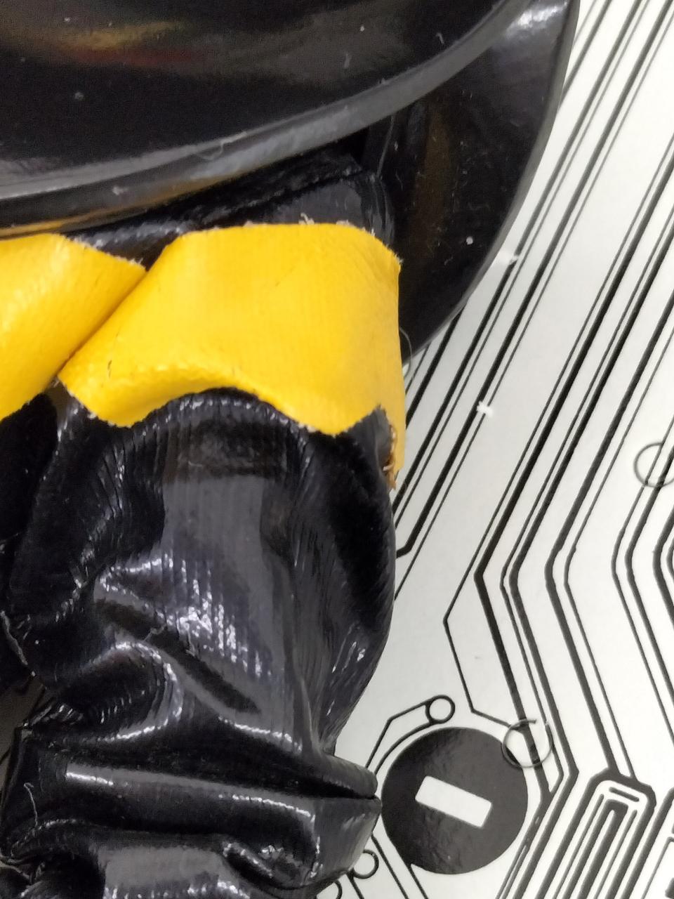 スーツの黄色部分劣化有