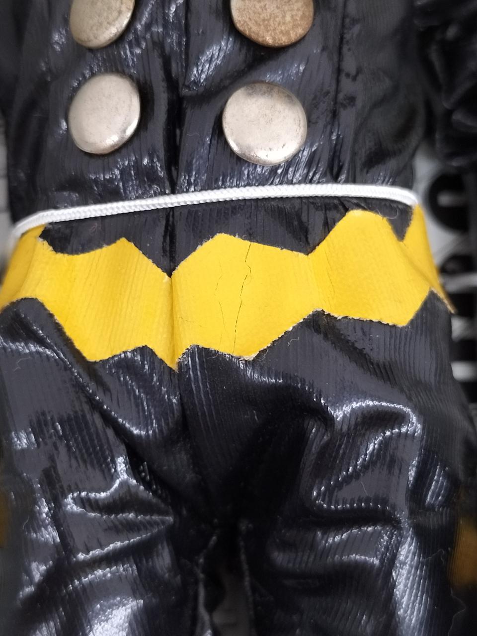 スーツの黄色部分劣化有