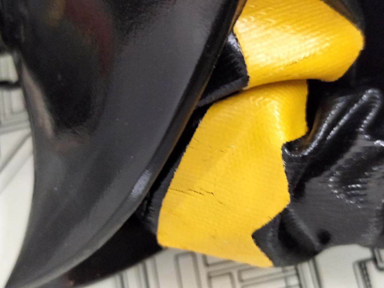 スーツの黄色部分劣化有