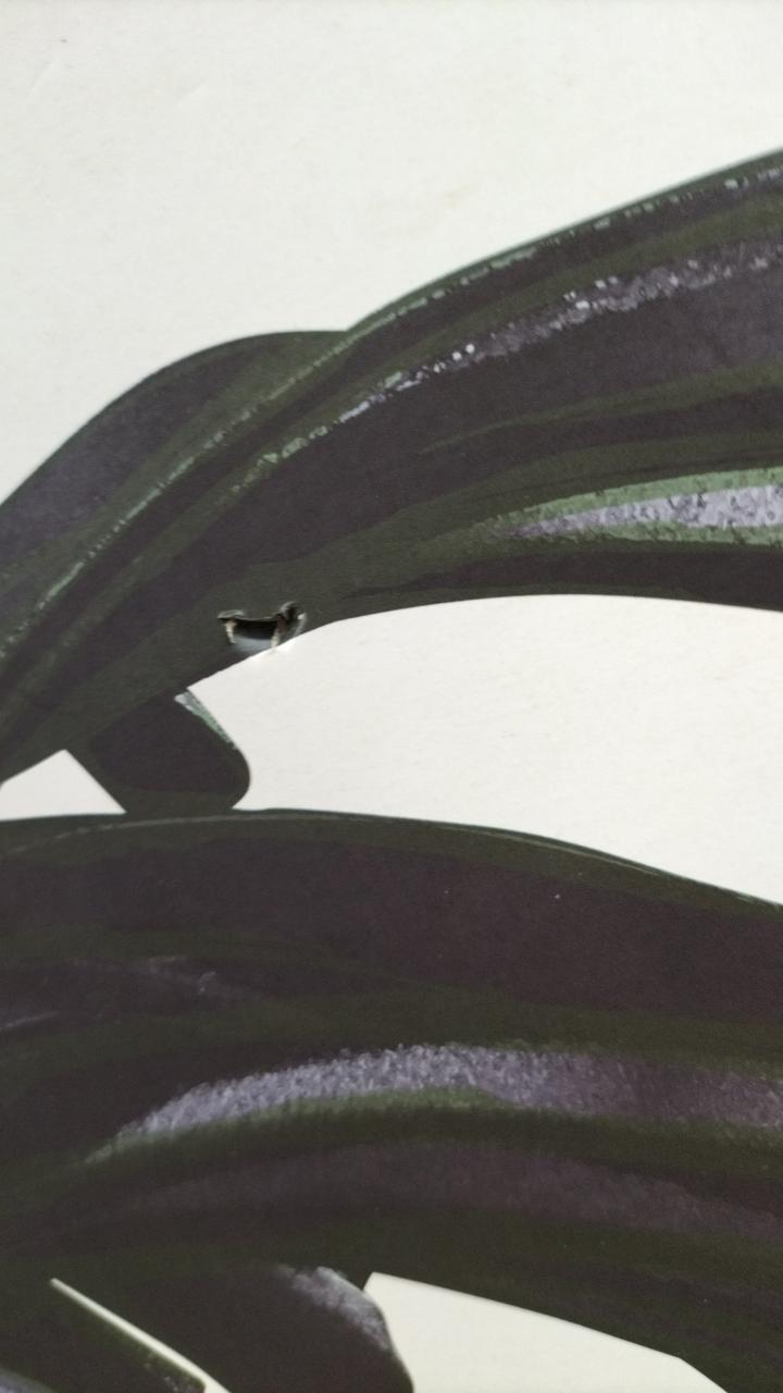 箱に小さな穴が空いています。