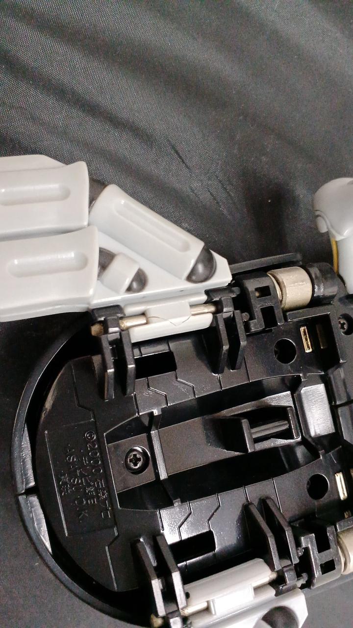 右脚付け根に亀裂あり