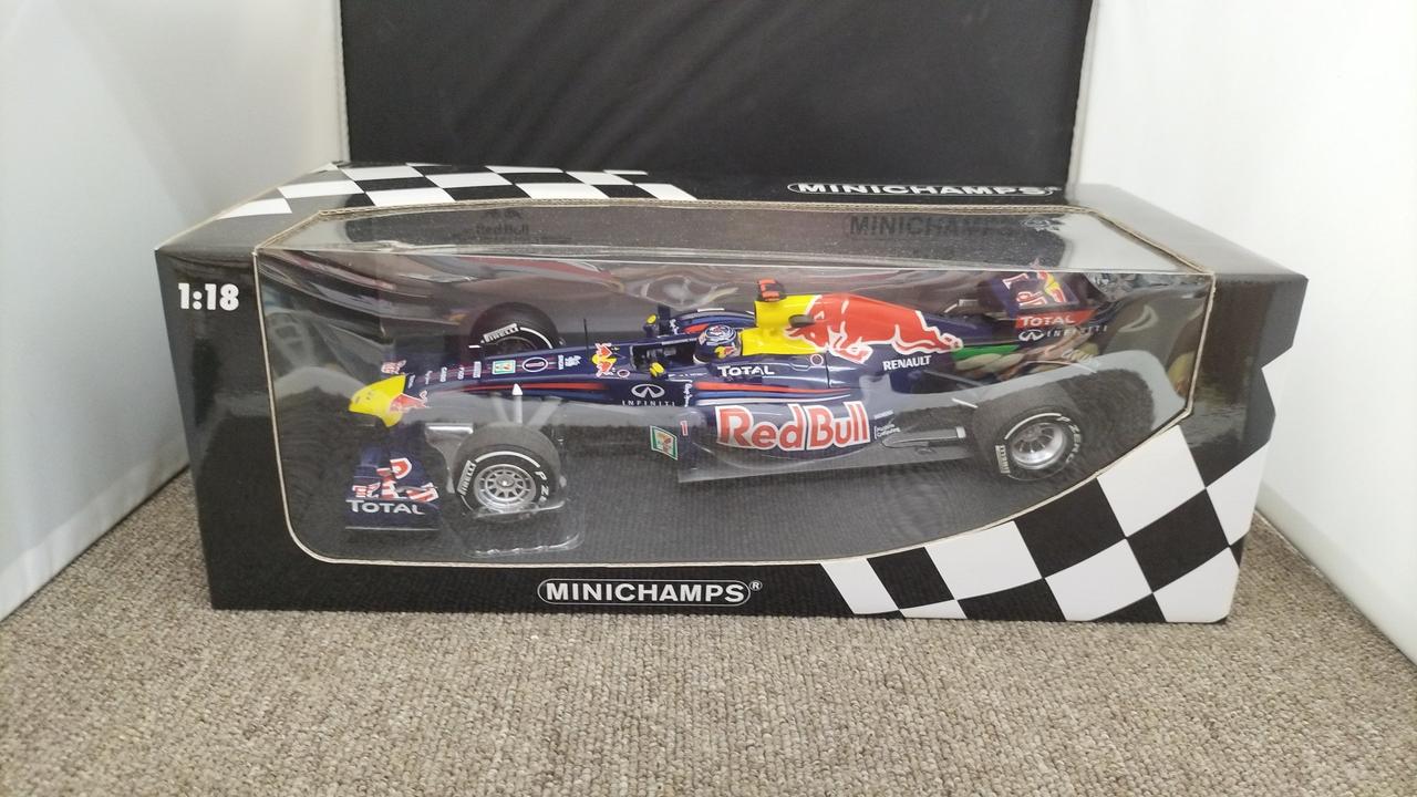 MINICHAMPS 1:18 RB7 (ミニチャンプス) レッドブル MINICHAMPS RED
