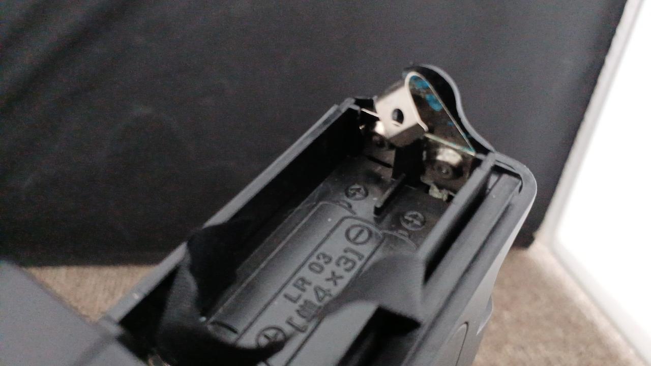 ライト電池漏れ跡有