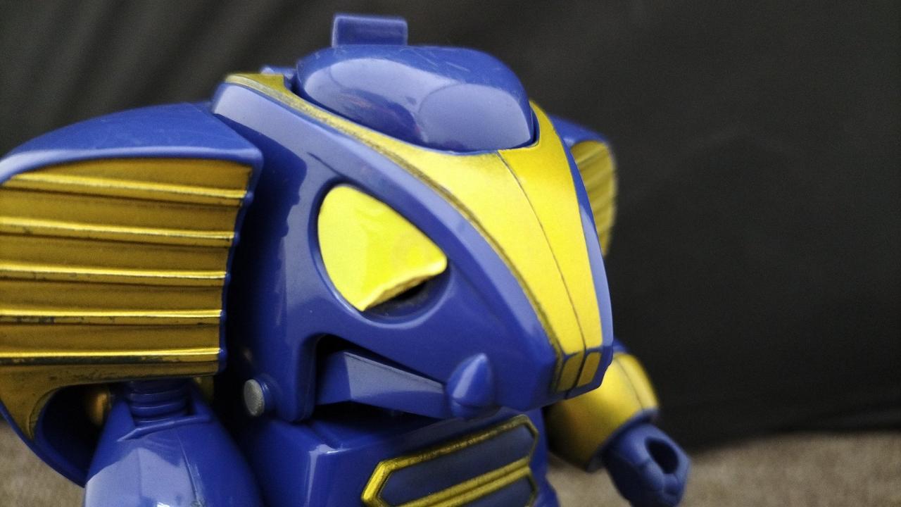 顔両目シール褪色、剥がれ有