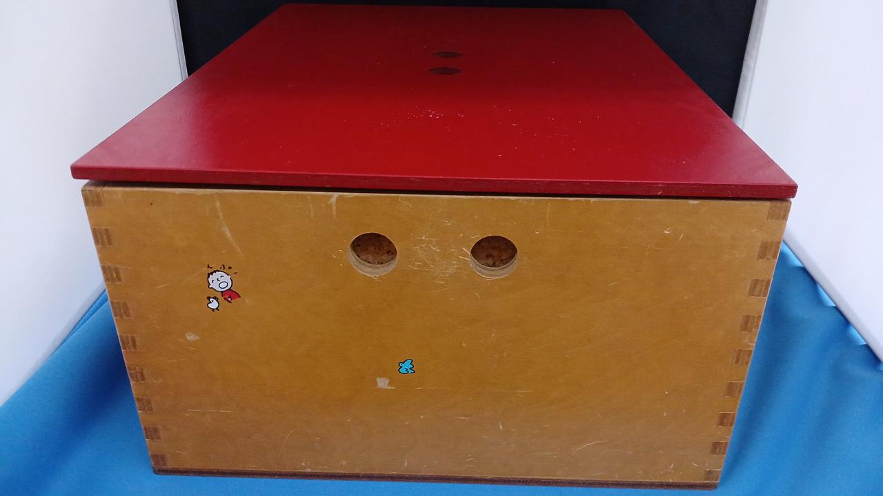 外箱にシールが付着しております。