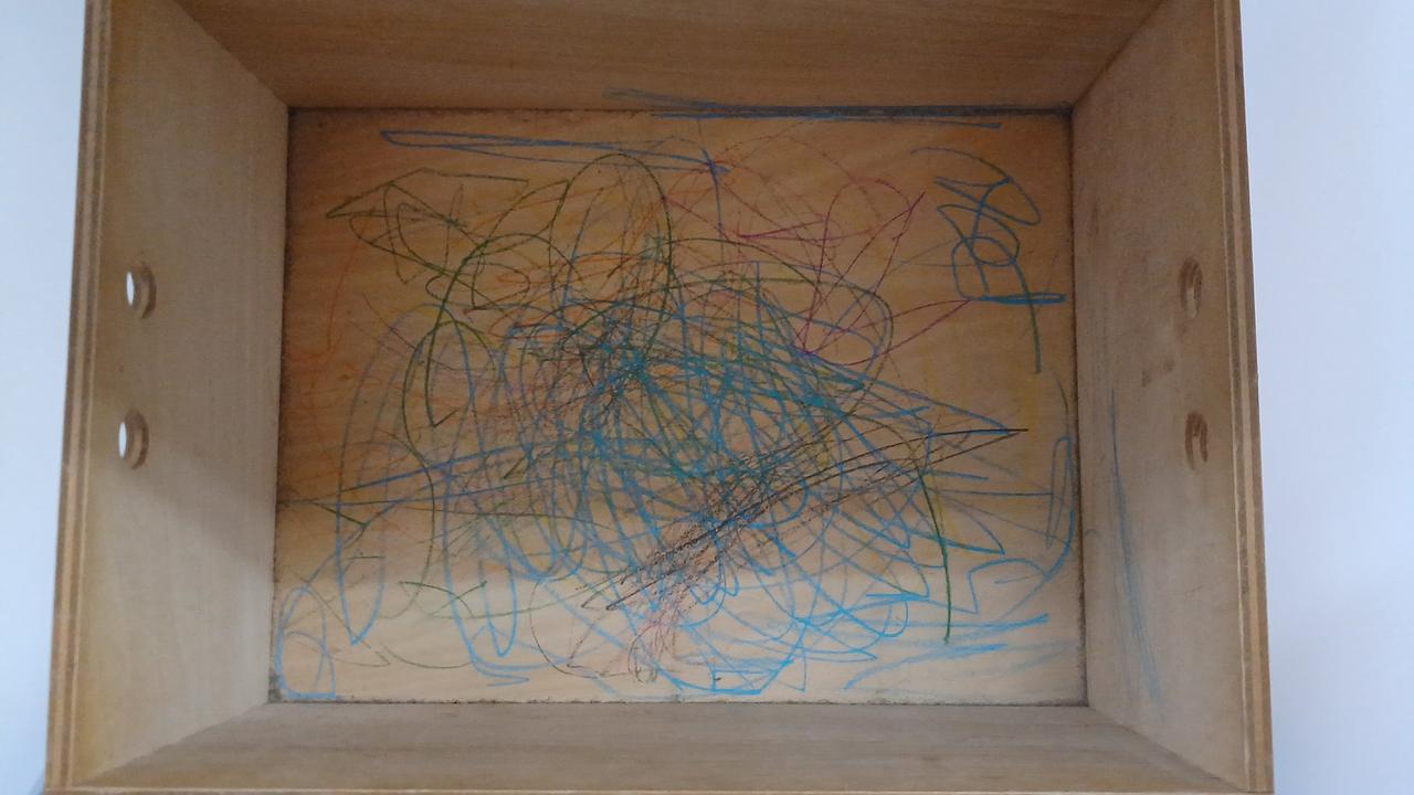 汚れやキズ等があります。