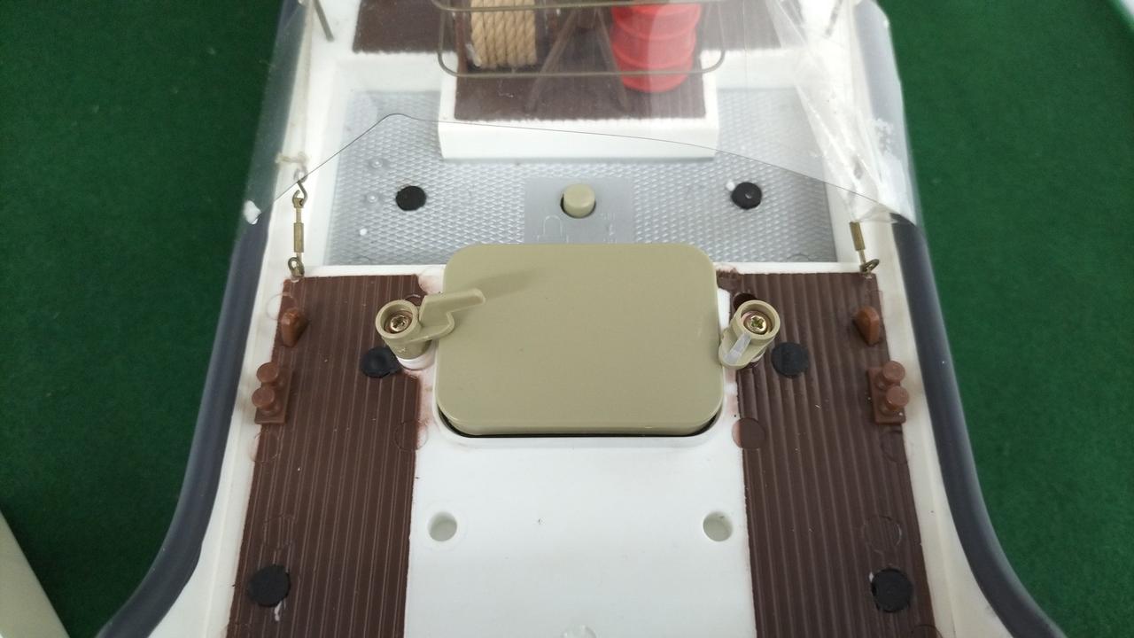 電池蓋のツマミに破損あり