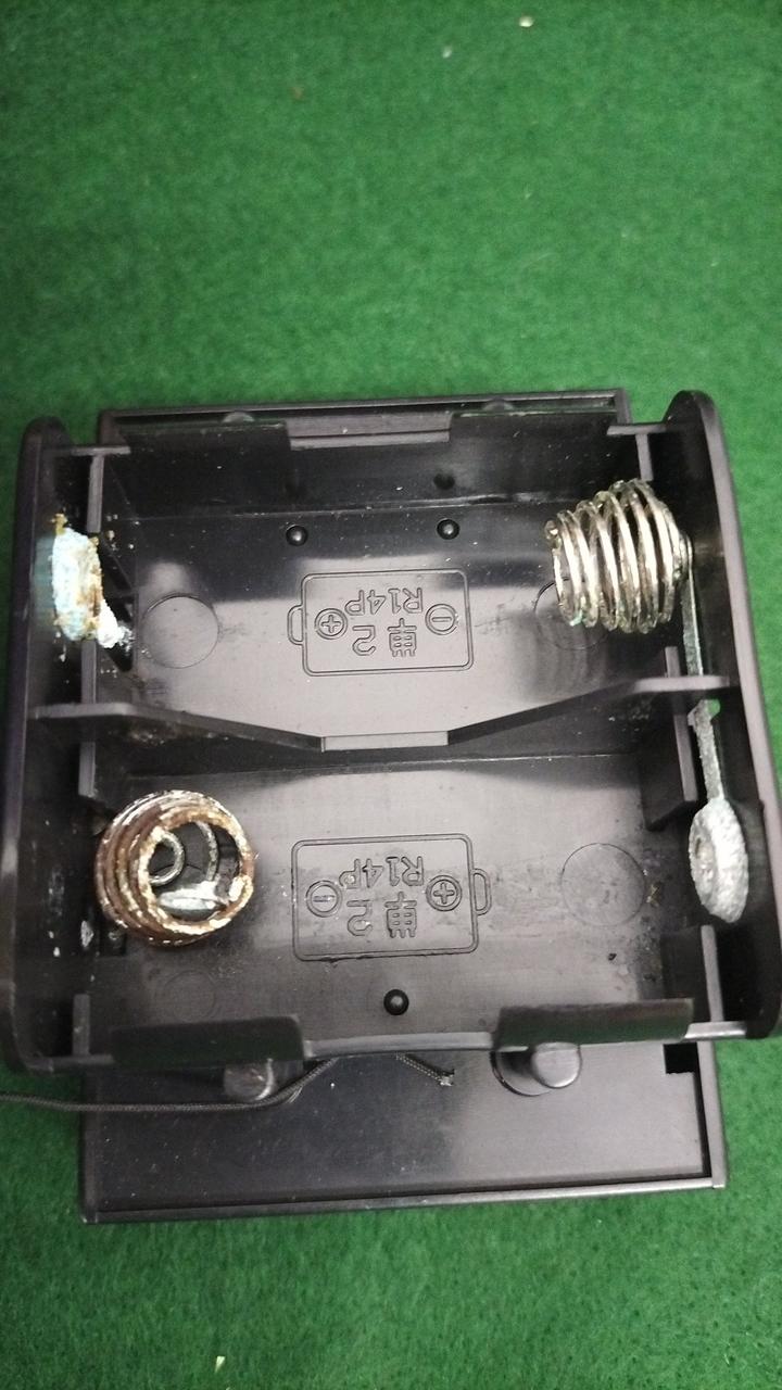 電池ボックス液漏れ跡有。通電不可