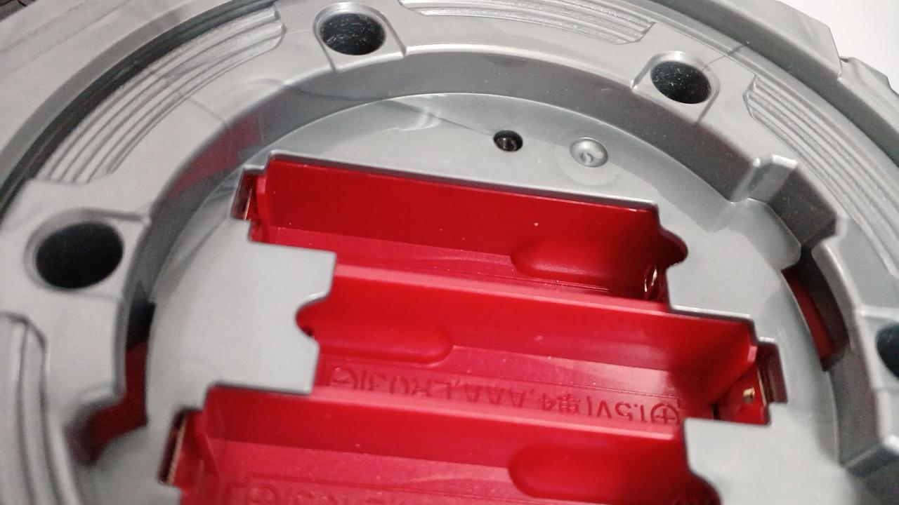 蓋を止めるピン埋まってます