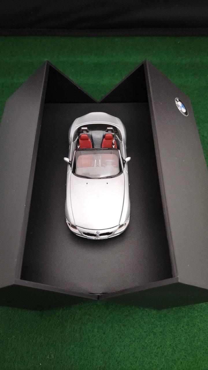 【美品】　BMW Z4 1/43モデル 展示用台座付　ディーラー正規品 美品】 BMW Z4 1/43モデル 展示用台座付 ディーラー正規品 美品】
