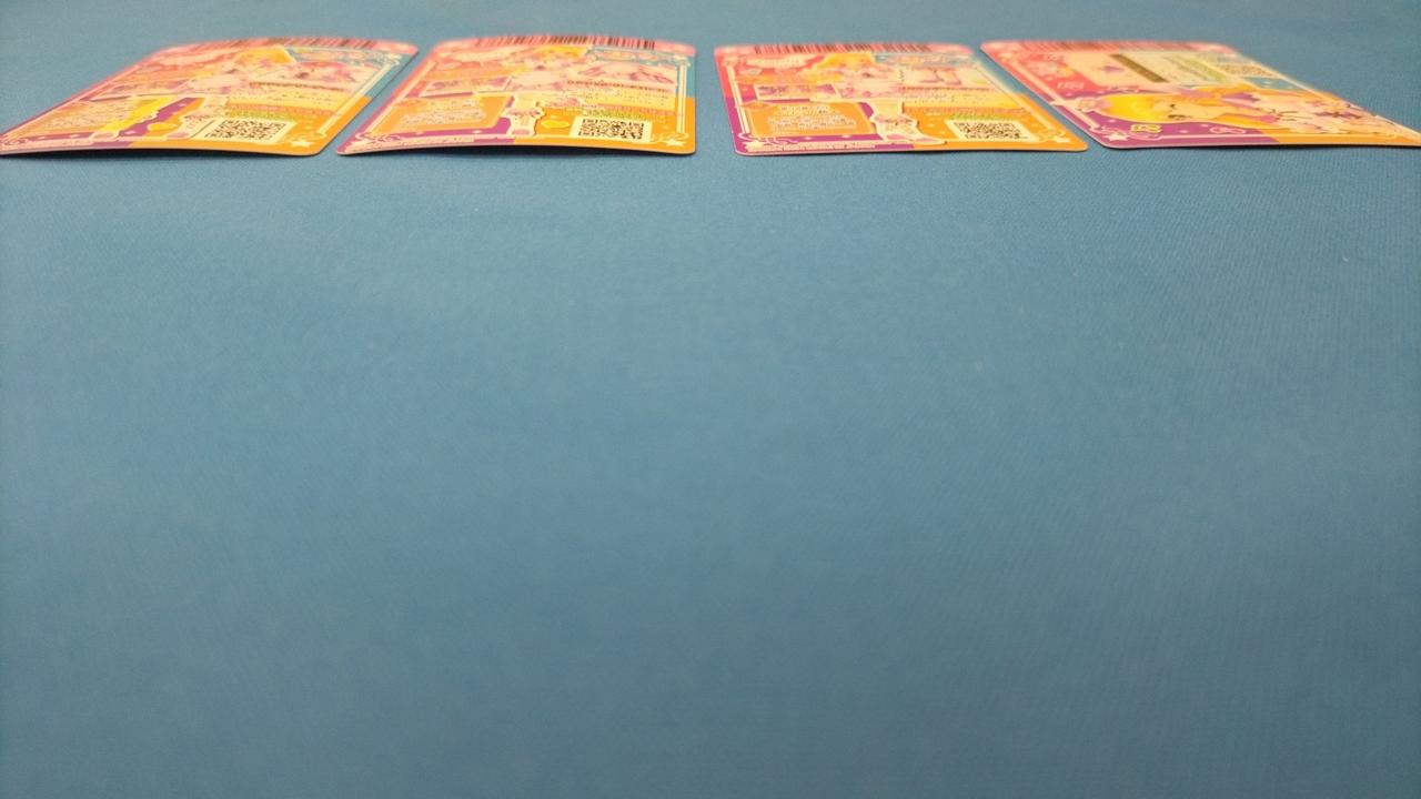 カードの反り左から、トップボトム靴アクセ