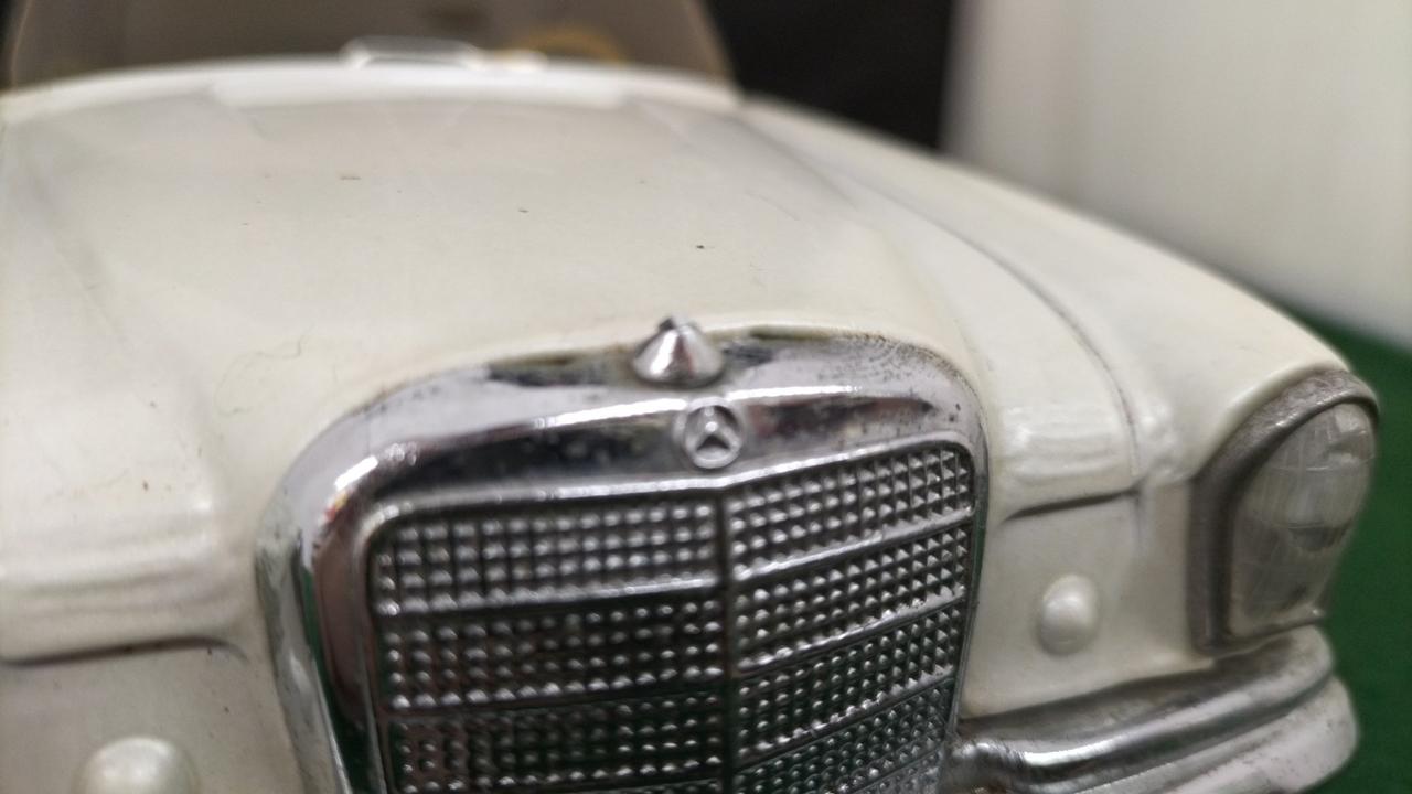 グリル上エンブレム破損欠品