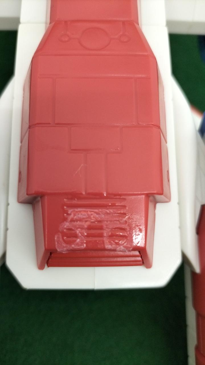 船体裏面後部に接着剤跡のようなもの有