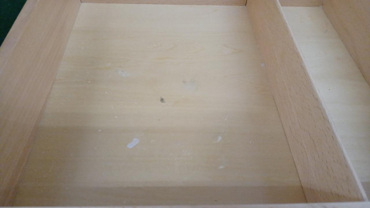 箱の底汚れあり。