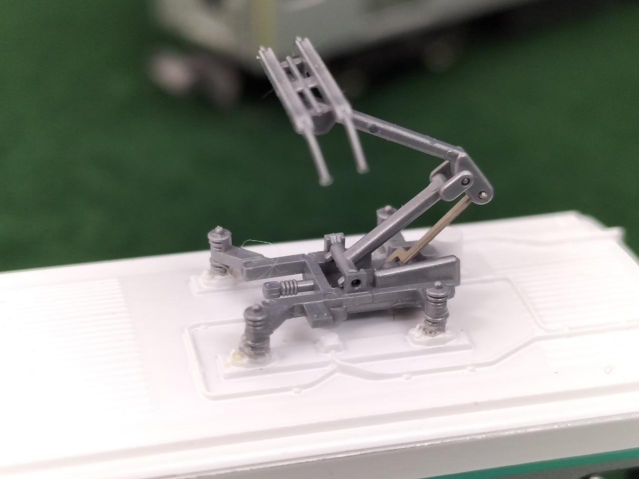 パンタグラフゴムボンドで取付られています