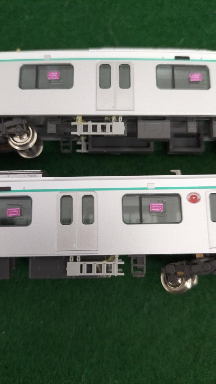 側面梯子ゴムボンドはみ出し跡有