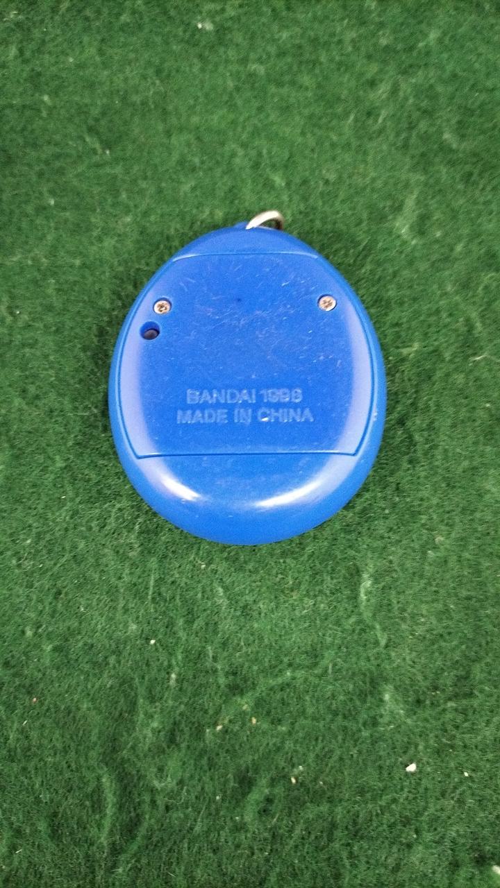 電池はLR44×2です。付属はしません。