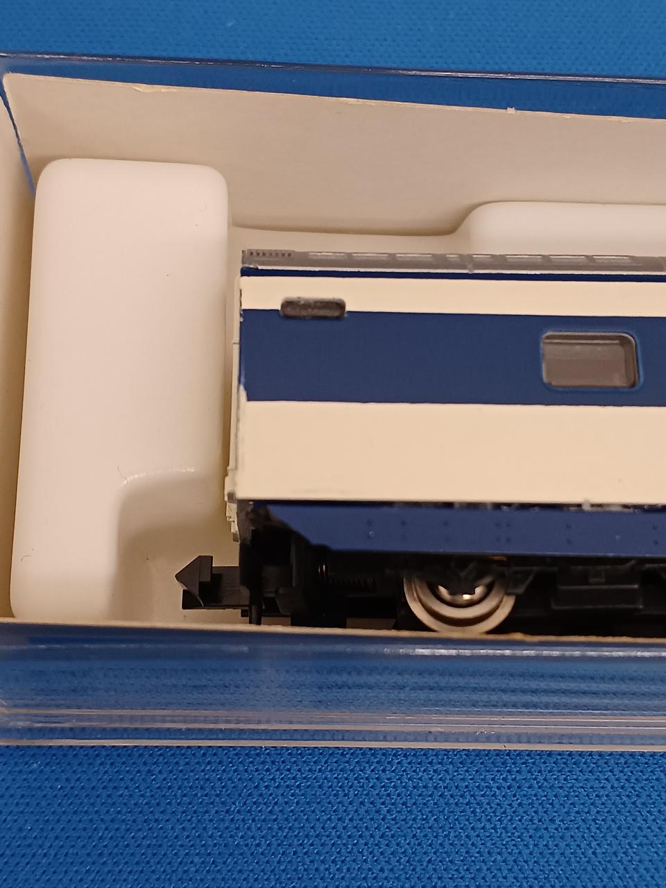 動力車端部裾破損有