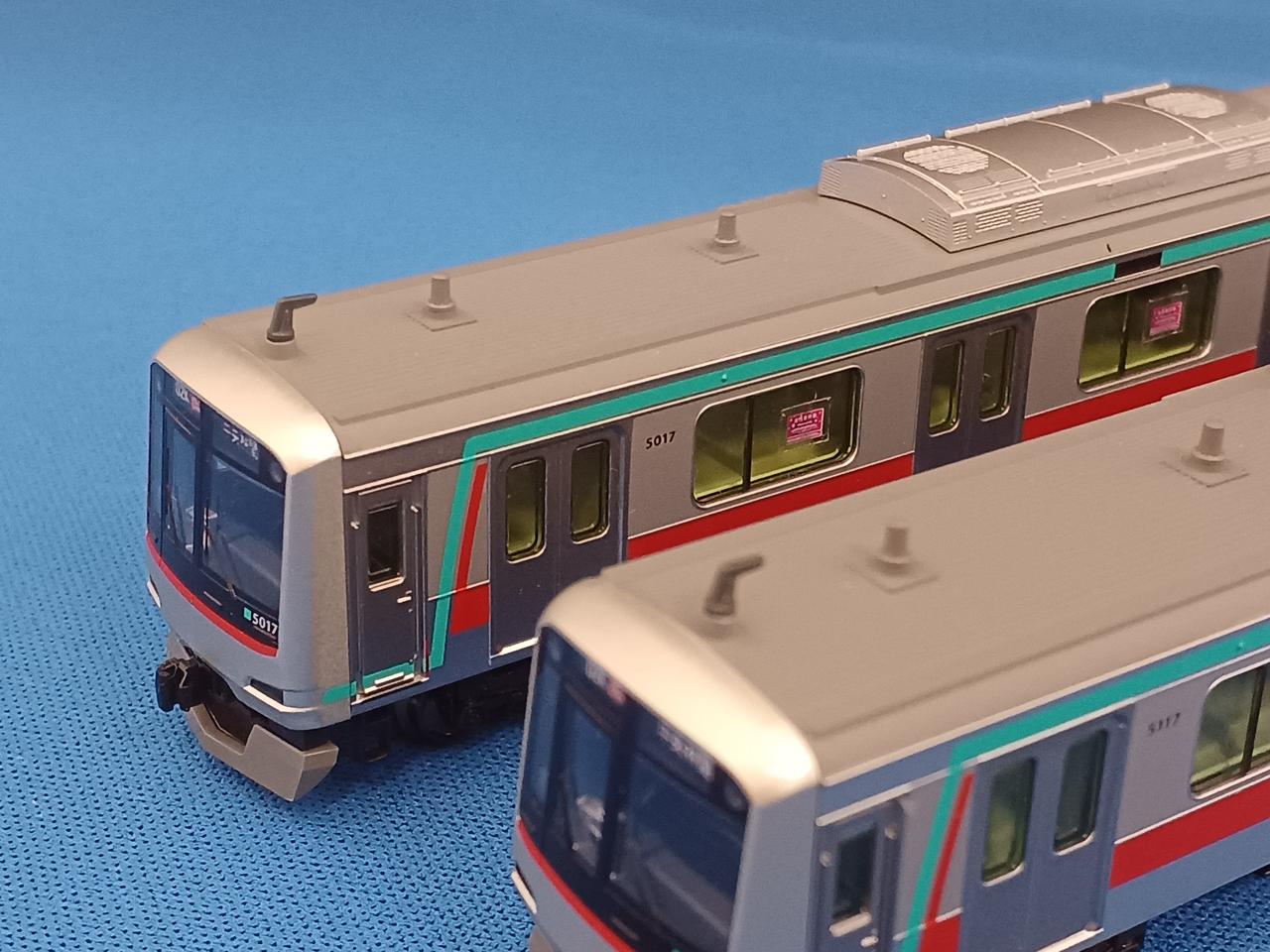 先頭車L字アンテナ成形色違い有