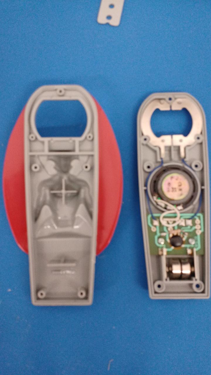 電池交換は裏蓋を止めているビスを外します