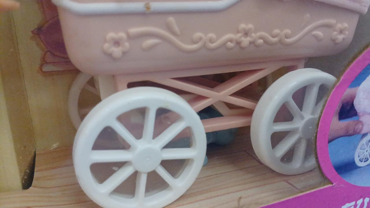 箱内容物が中で飛び出しています