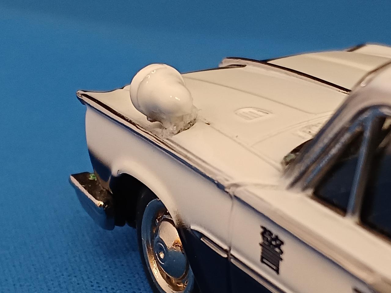 ボンネット左サイレンパーツ補修跡有